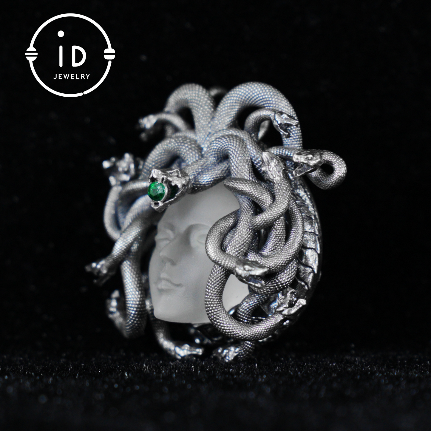 Anhänger „Schlafendes Auge“ · Silberner Medusa-Schmuck · Amulett der Göttin mit geschlossenem Auge, Quarz und Smaragd