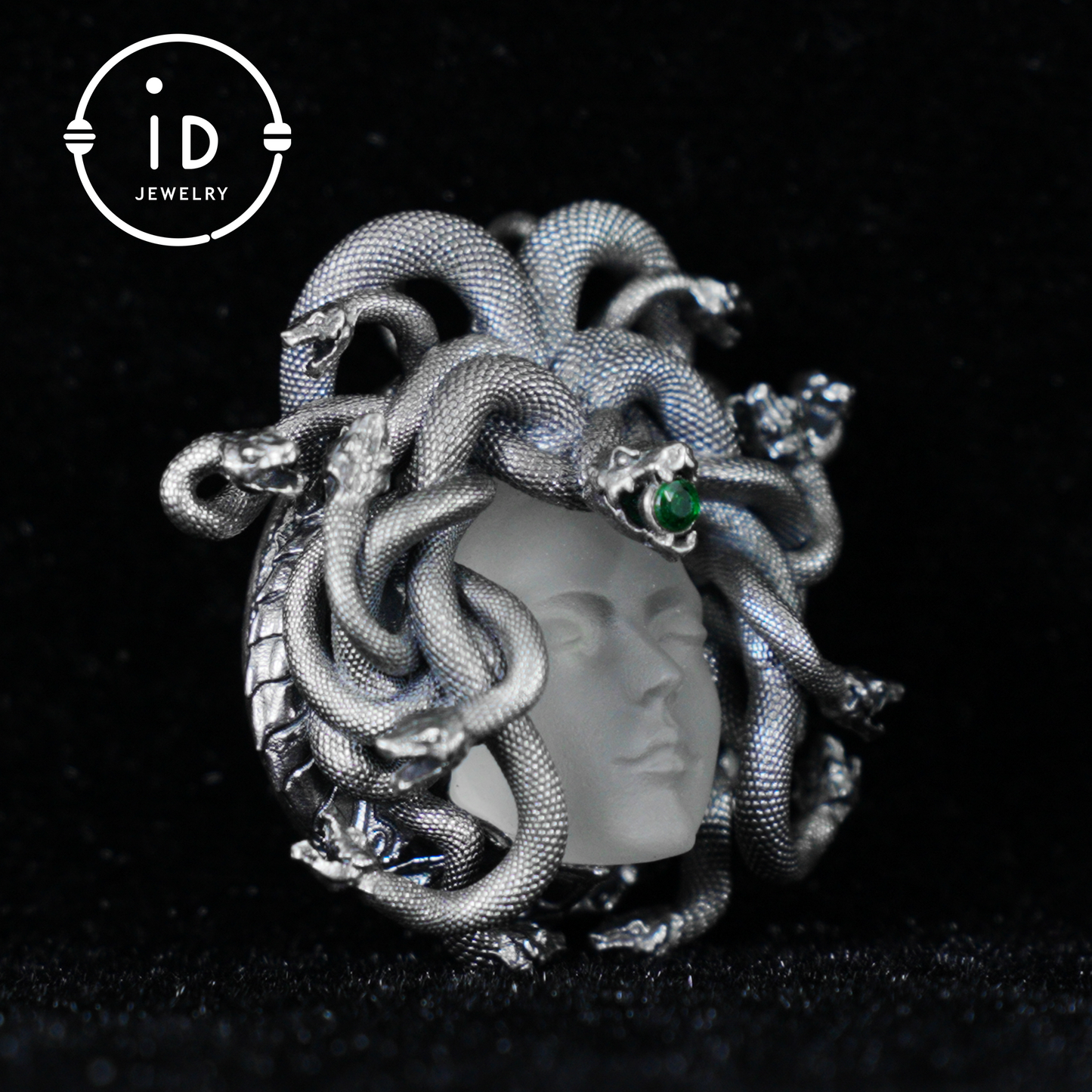 Anhänger „Schlafendes Auge“ · Silberner Medusa-Schmuck · Amulett der Göttin mit geschlossenem Auge, Quarz und Smaragd
