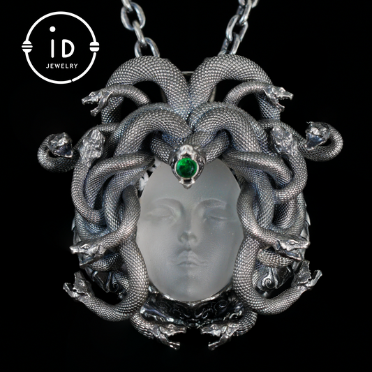 Anhänger „Schlafendes Auge“ · Silberner Medusa-Schmuck · Amulett der Göttin mit geschlossenem Auge, Quarz und Smaragd