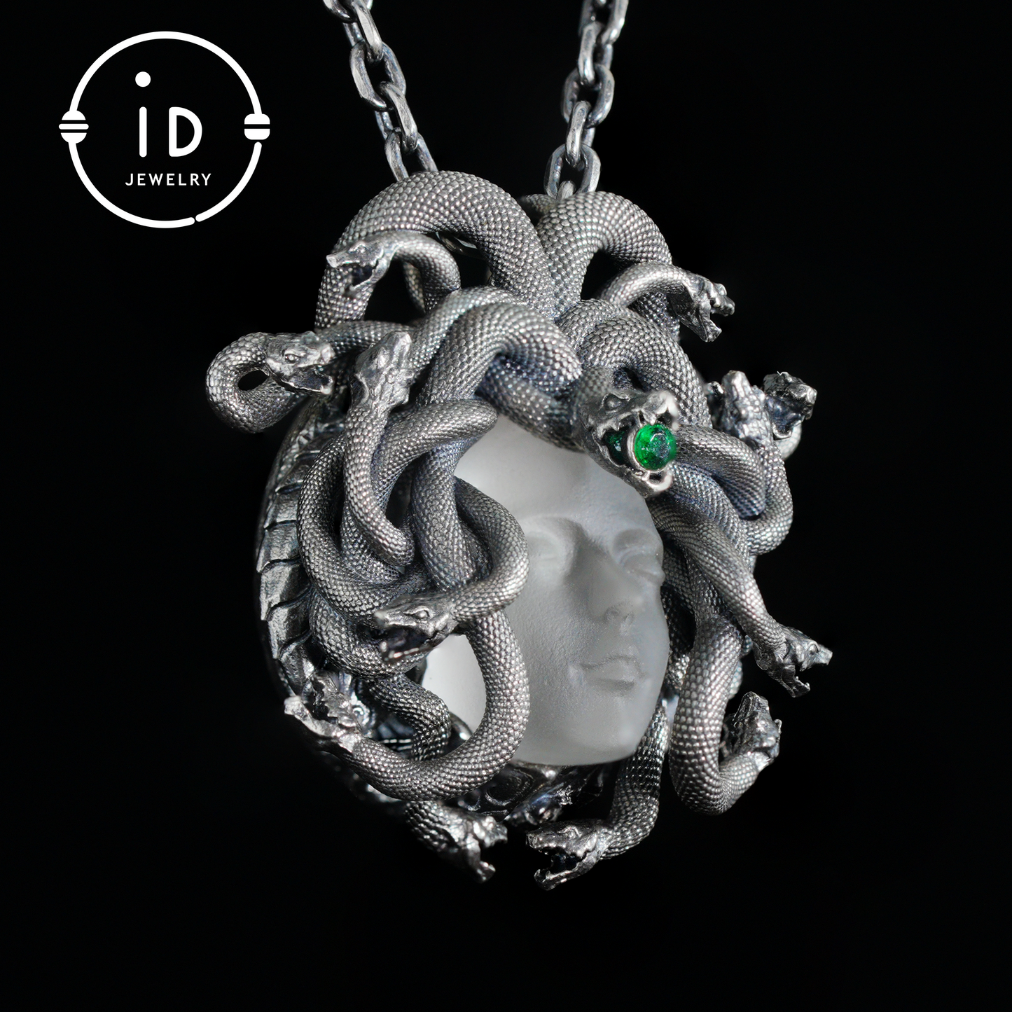 Anhänger „Schlafendes Auge“ · Silberner Medusa-Schmuck · Amulett der Göttin mit geschlossenem Auge, Quarz und Smaragd