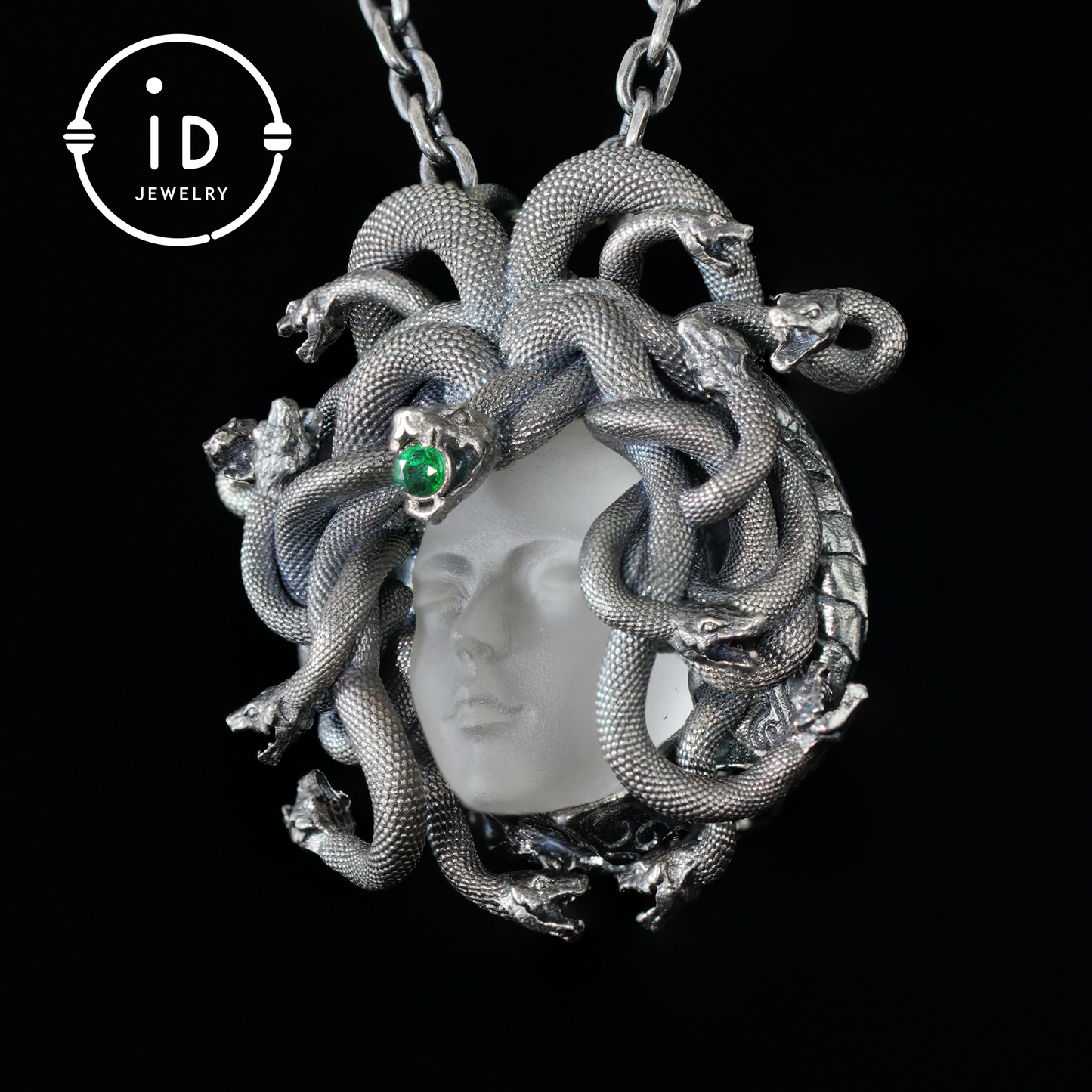 Anhänger „Schlafendes Auge“ · Silberner Medusa-Schmuck · Amulett der Göttin mit geschlossenem Auge, Quarz und Smaragd