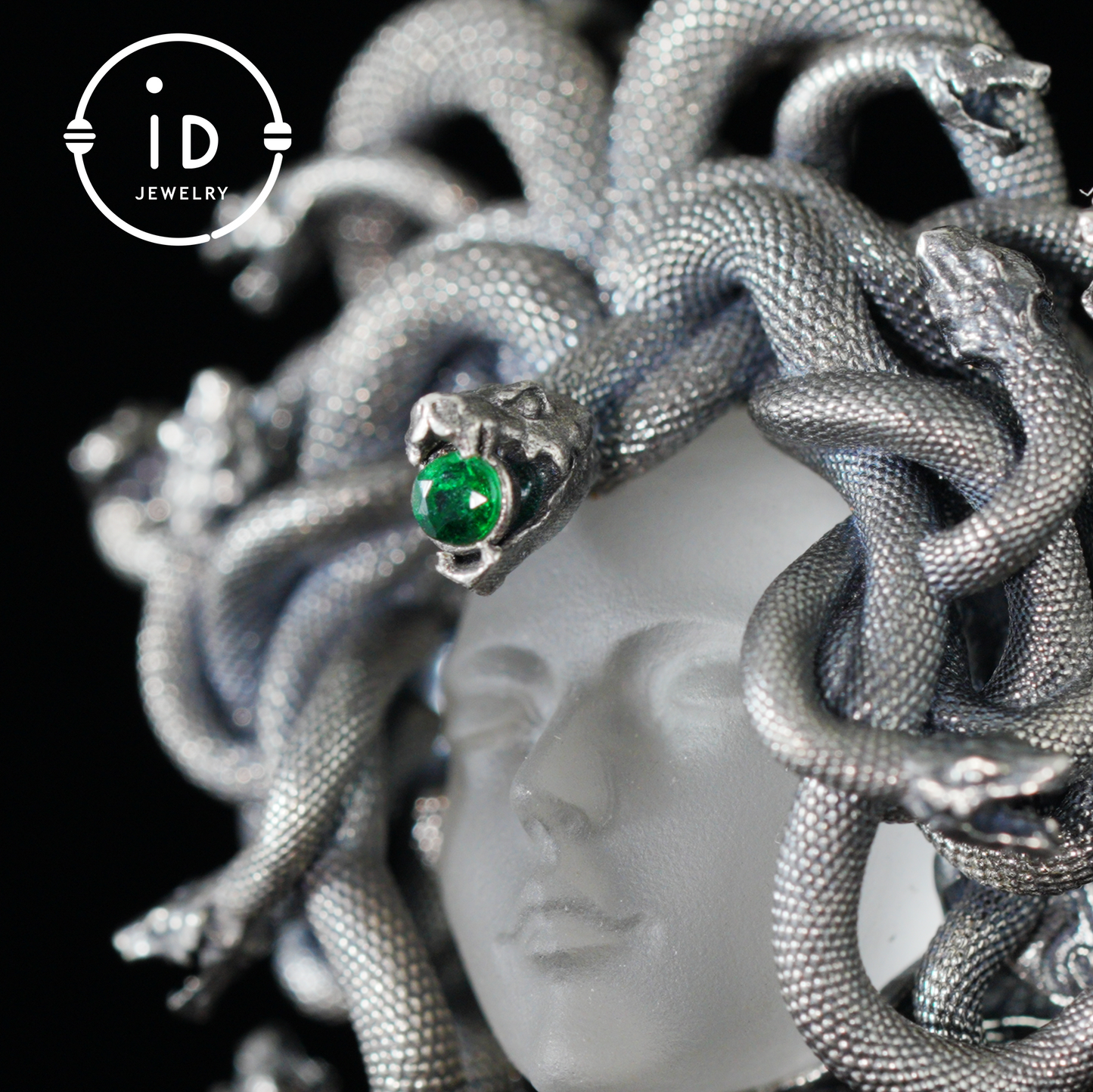 Anhänger „Schlafendes Auge“ · Silberner Medusa-Schmuck · Amulett der Göttin mit geschlossenem Auge, Quarz und Smaragd