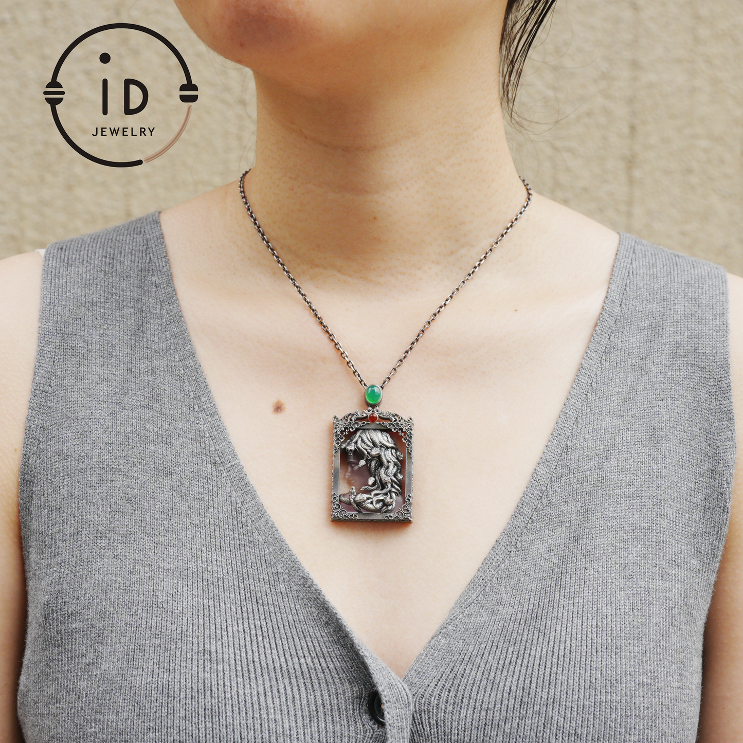 Medusa-Anhänger im Gothic-Stil – Handgefertigter Kunstschmuck mit Amethyst, Chalcedon, Symbol der griechischen Mythologie, Dark Fantasy Statement Piece