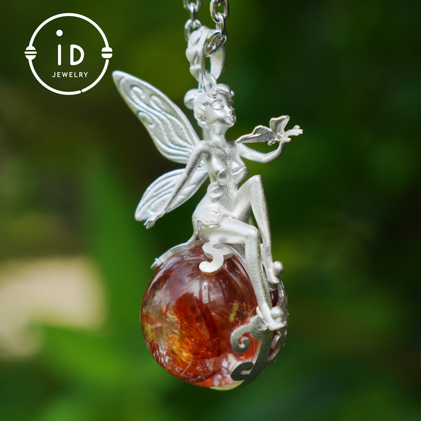 Feenanhänger mit Kristallkugel, Herbstgeist-Amulett, handgefertigter Fantasy-Schmuck, Flüsterndes Elfen-Design, von der Natur inspiriertes Andenken