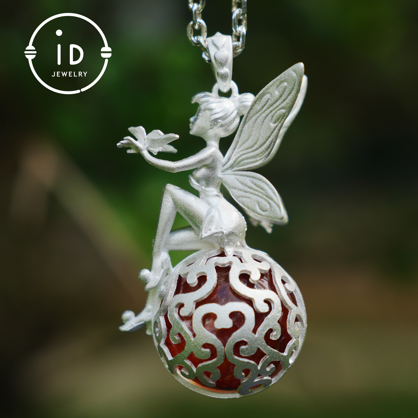 Feenanhänger mit Kristallkugel, Herbstgeist-Amulett, handgefertigter Fantasy-Schmuck, Flüsterndes Elfen-Design, von der Natur inspiriertes Andenken