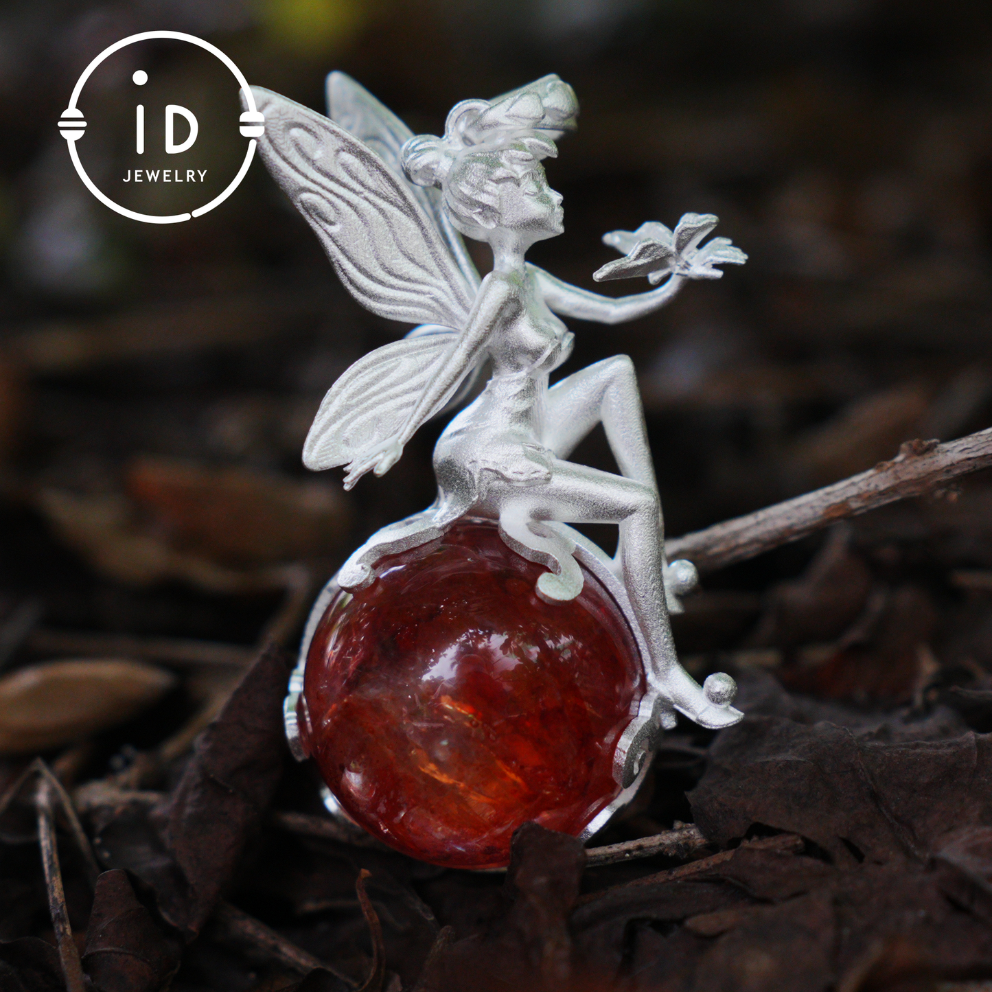 Feenanhänger mit Kristallkugel, Herbstgeist-Amulett, handgefertigter Fantasy-Schmuck, Flüsterndes Elfen-Design, von der Natur inspiriertes Andenken