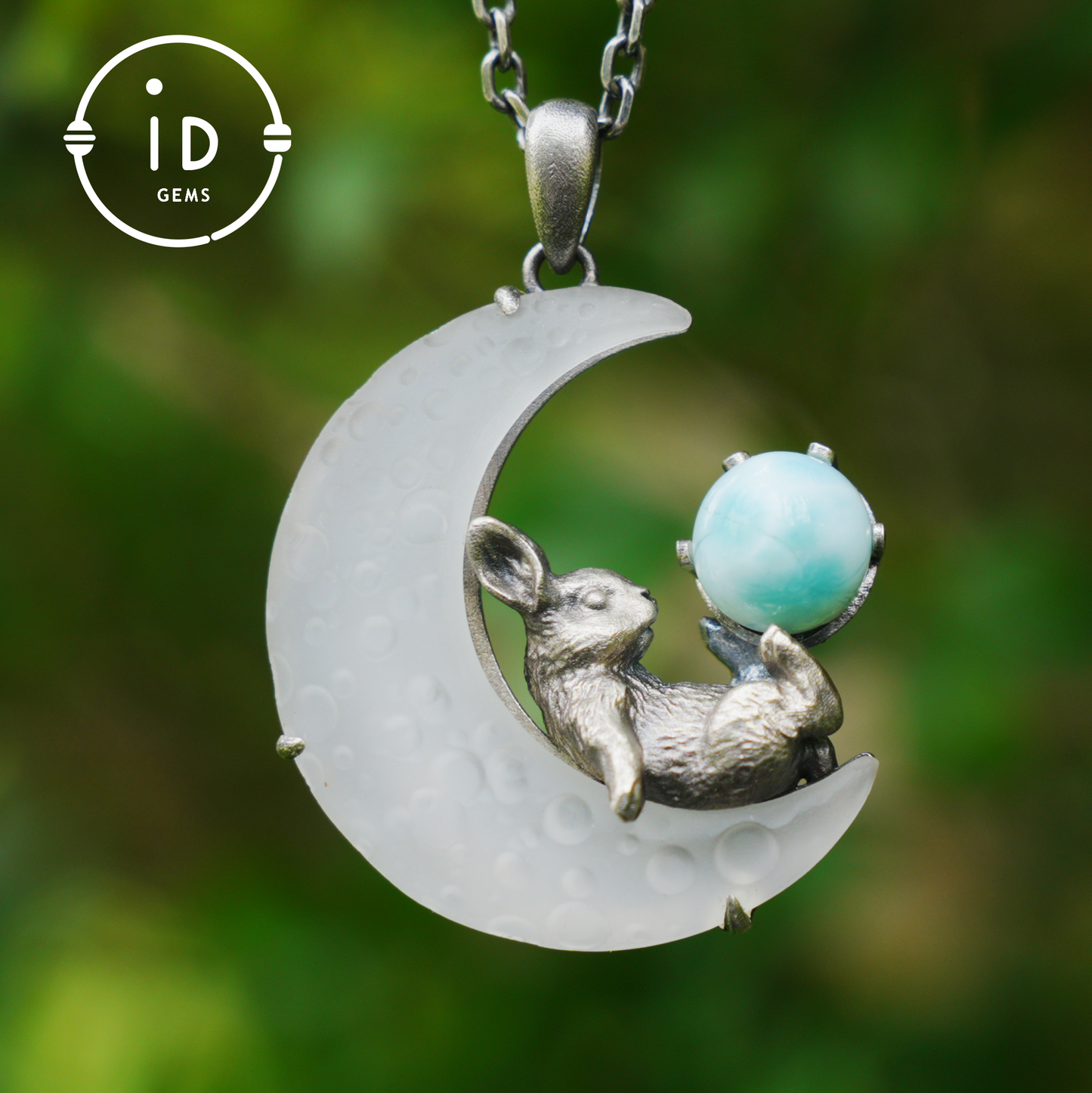 Hasen-Amulett-Anhänger mit Larimar und weißem Kristallmond, handgefertigter Fantasy-Schmuck, Himmlisches Totem, verträumtes Schutzgeschenk