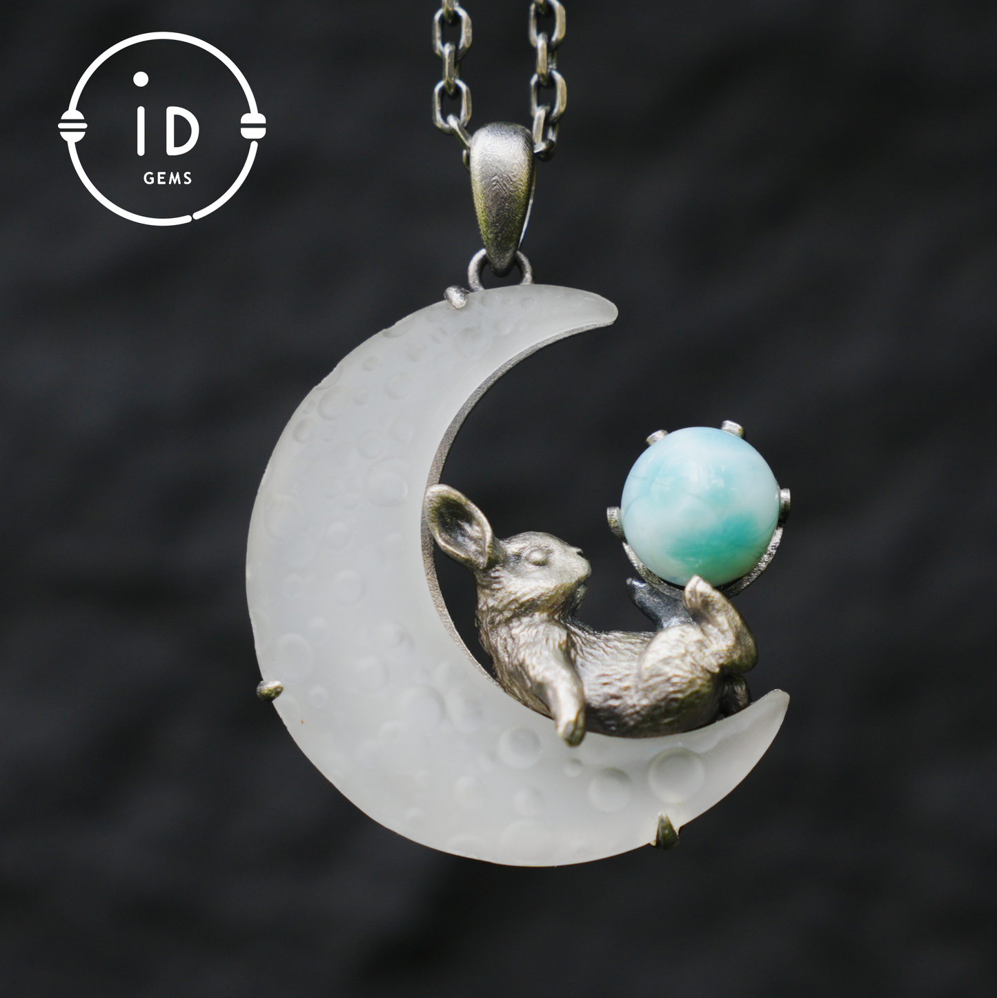 Hasen-Amulett-Anhänger mit Larimar und weißem Kristallmond, handgefertigter Fantasy-Schmuck, Himmlisches Totem, verträumtes Schutzgeschenk