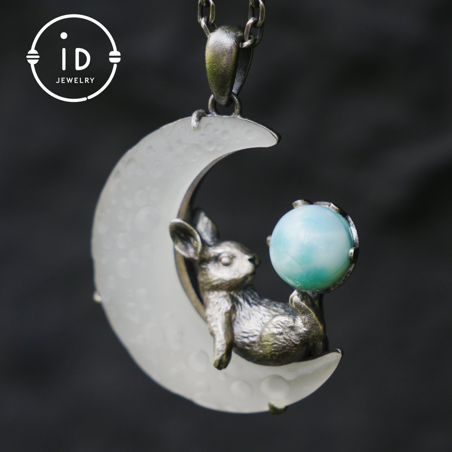 Hasen-Amulett-Anhänger mit Larimar und weißem Kristallmond, handgefertigter Fantasy-Schmuck, Himmlisches Totem, verträumtes Schutzgeschenk