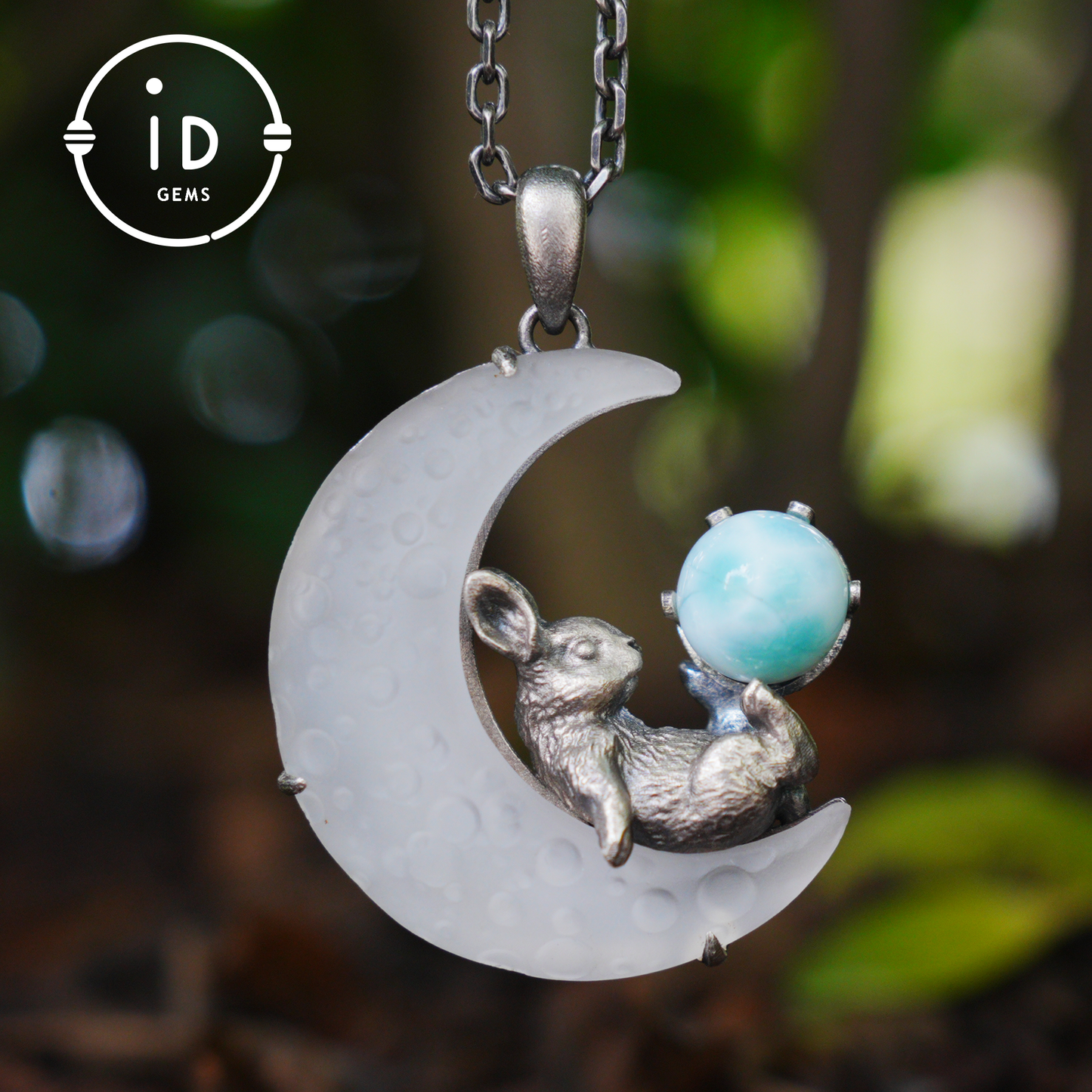 Hasen-Amulett-Anhänger mit Larimar und weißem Kristallmond, handgefertigter Fantasy-Schmuck, Himmlisches Totem, verträumtes Schutzgeschenk