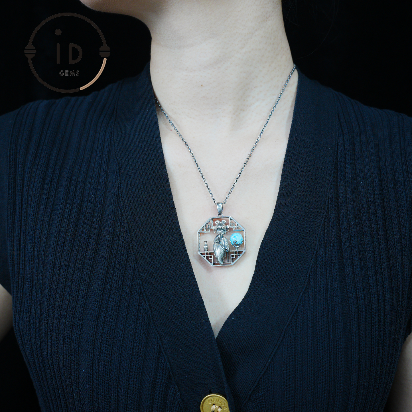 Handgefertigter achteckiger Anhänger mit Aussparung | Natürlicher Larimar-Kugel-Akzent | Retro-inspiriertes geometrisches Statement-Geschenk für kreative Seelen