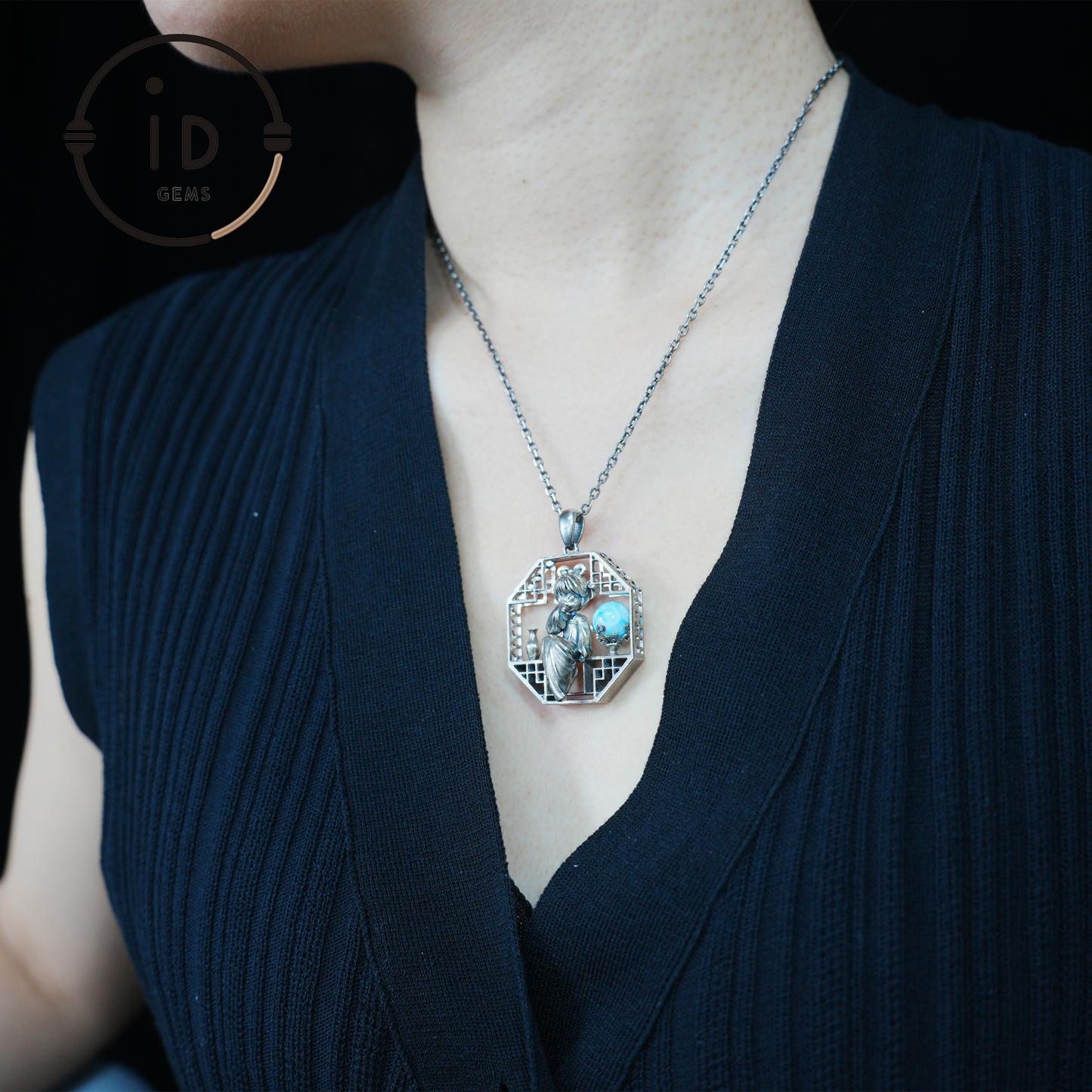 Handgefertigter achteckiger Anhänger mit Aussparung | Natürlicher Larimar-Kugel-Akzent | Retro-inspiriertes geometrisches Statement-Geschenk für kreative Seelen