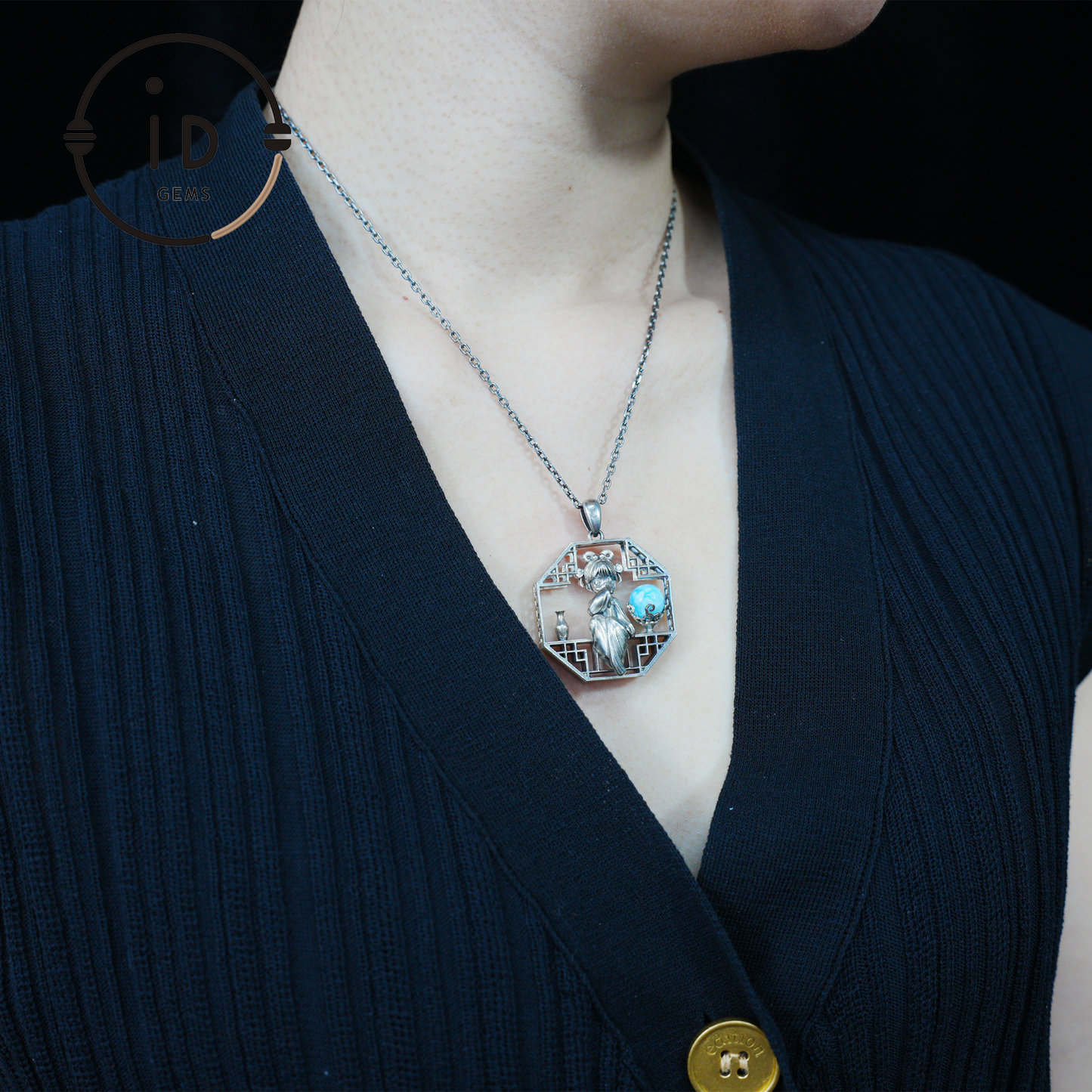 Handgefertigter achteckiger Anhänger mit Aussparung | Natürlicher Larimar-Kugel-Akzent | Retro-inspiriertes geometrisches Statement-Geschenk für kreative Seelen