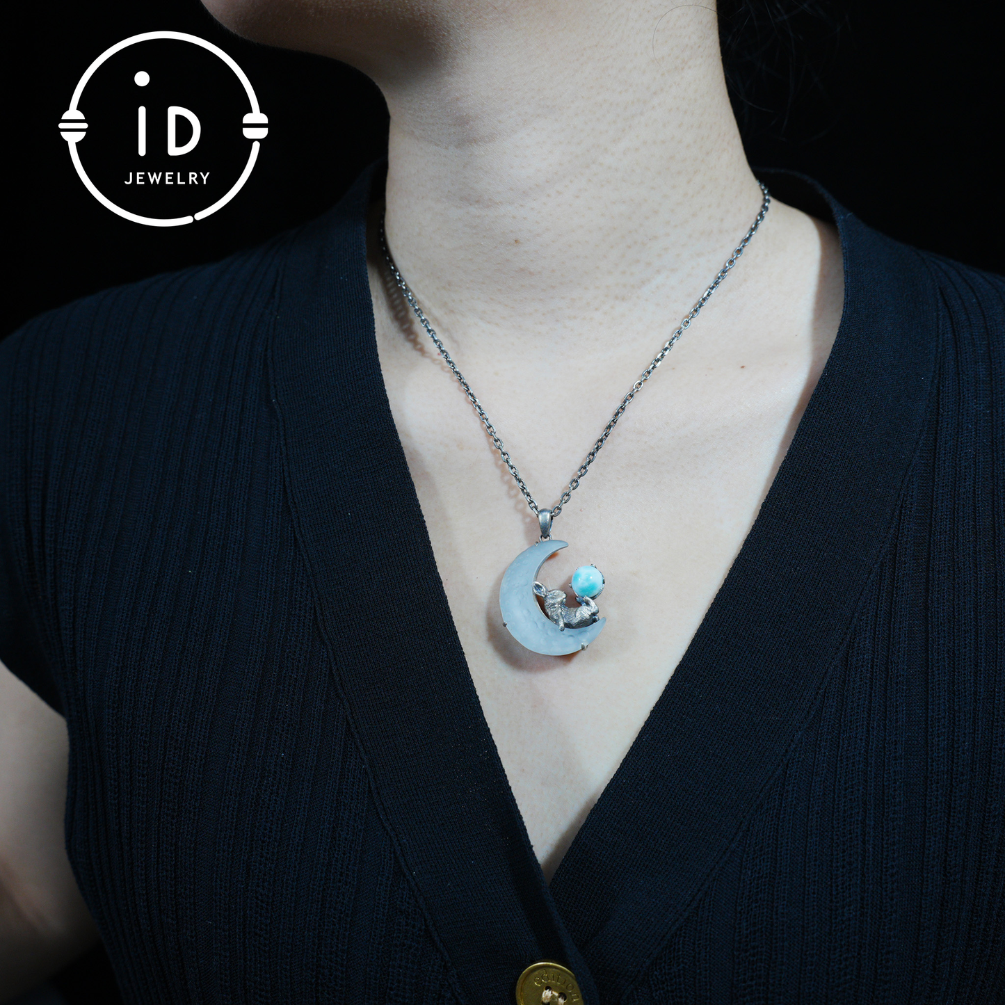 Hasen-Amulett-Anhänger mit Larimar und weißem Kristallmond, handgefertigter Fantasy-Schmuck, Himmlisches Totem, verträumtes Schutzgeschenk