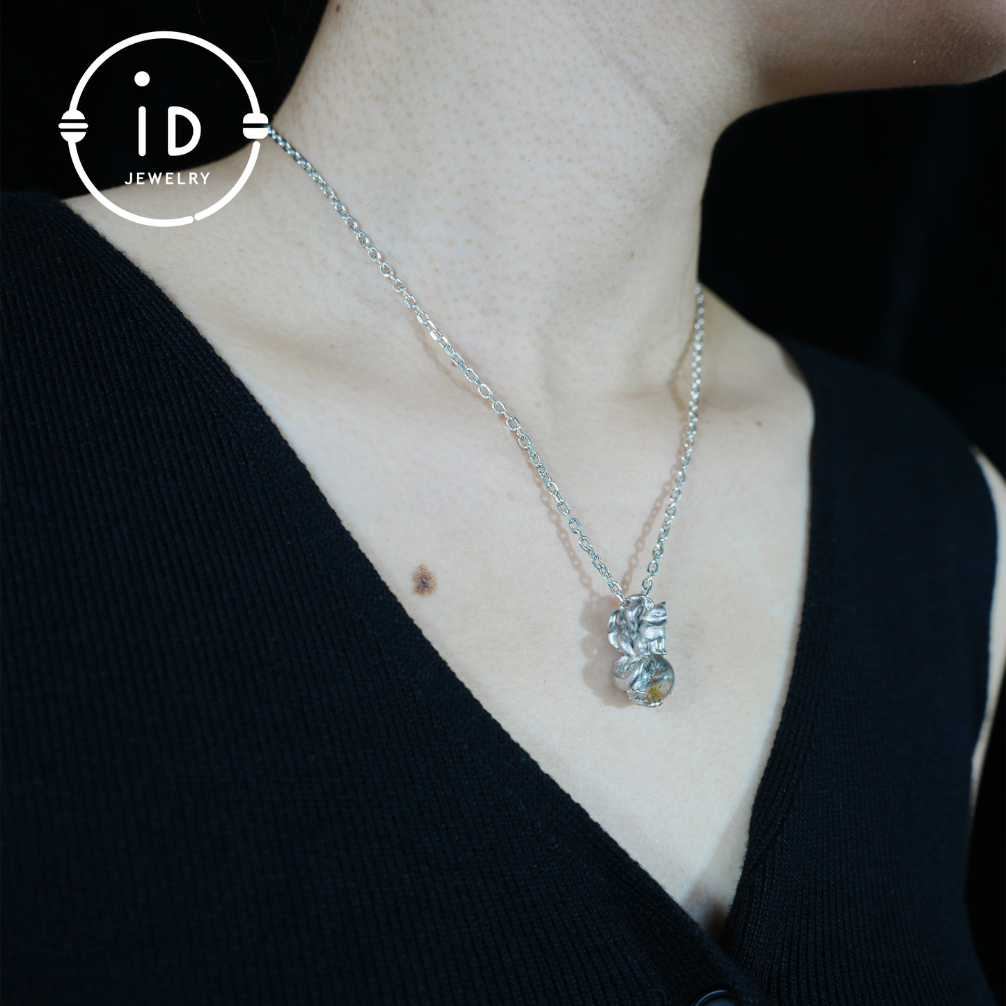 Fuchs-Anhänger mit Geisterquarz, Neunschwänziges Geister-Amulett, handgefertigter Fantasy-Schmuck, Verträumte Wald-Totem-Halskette, Mythisches Design