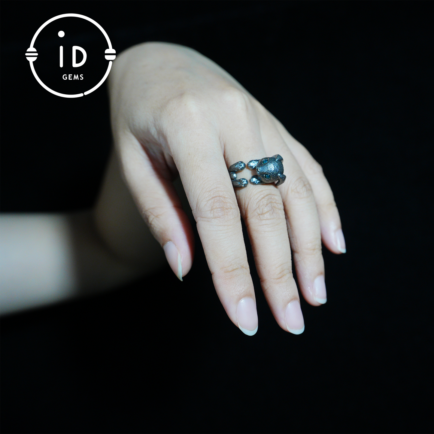 Handgefertigter Hasenring mit grünem Zirkon, Symbol des Frühlingserwachens, einzigartiger Silberschmuck