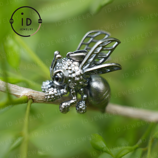 Bienenanhänger mit schwarzem Onyx – Handgefertigter Insektenschmuck im Naturstil, Fantasy-Amulett-Halskette, symbolisches Naturwesen-Geschenk