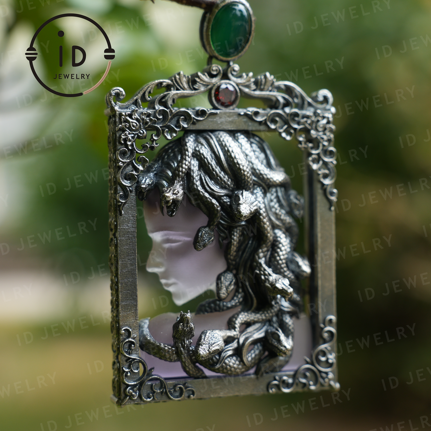 Medusa-Anhänger im Gothic-Stil – Handgefertigter Kunstschmuck mit Amethyst, Chalcedon, Symbol der griechischen Mythologie, Dark Fantasy Statement Piece