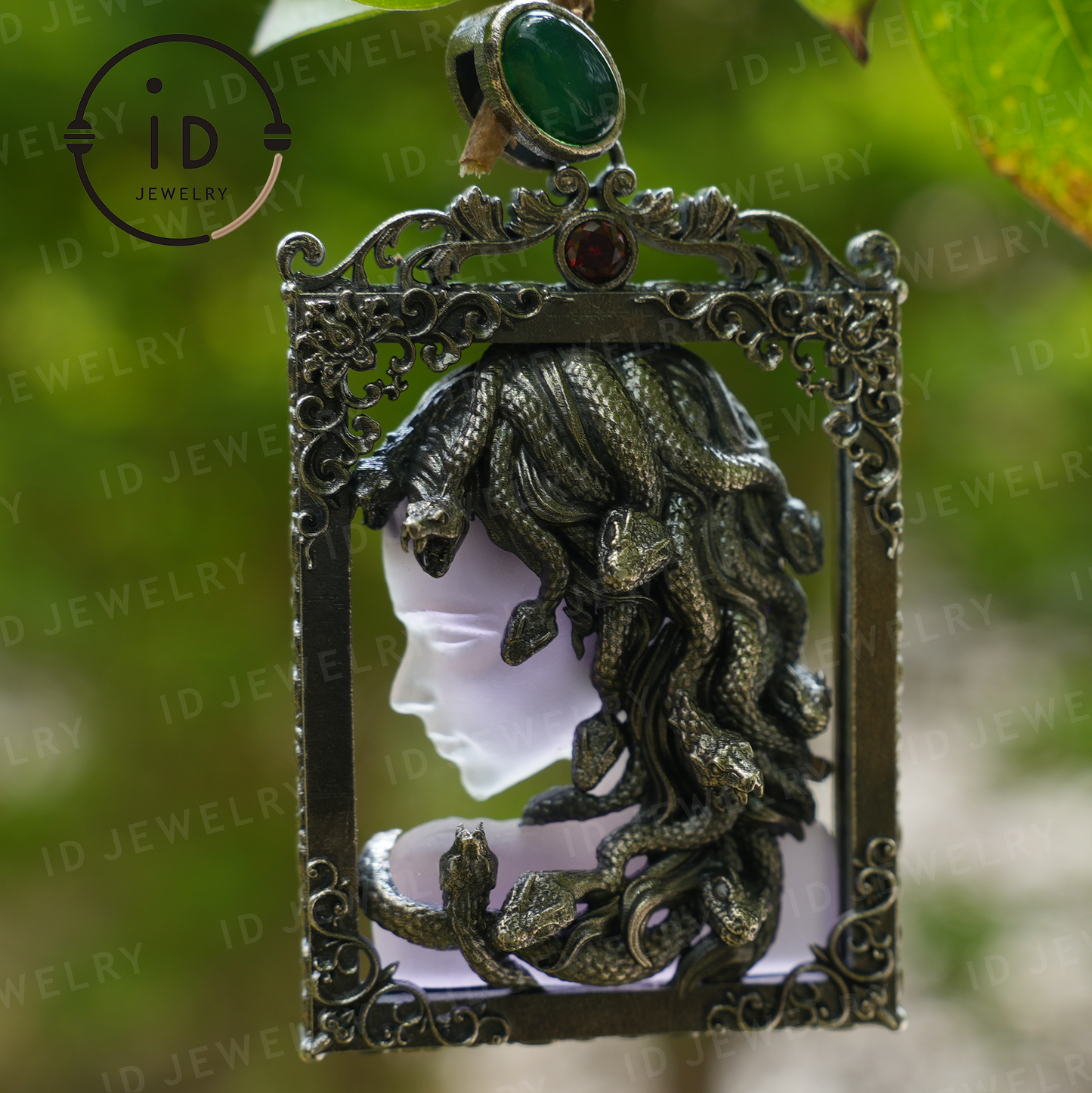 Medusa-Anhänger im Gothic-Stil – Handgefertigter Kunstschmuck mit Amethyst, Chalcedon, Symbol der griechischen Mythologie, Dark Fantasy Statement Piece