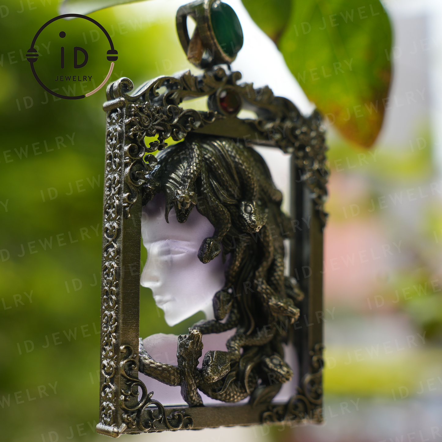 Medusa-Anhänger im Gothic-Stil – Handgefertigter Kunstschmuck mit Amethyst, Chalcedon, Symbol der griechischen Mythologie, Dark Fantasy Statement Piece