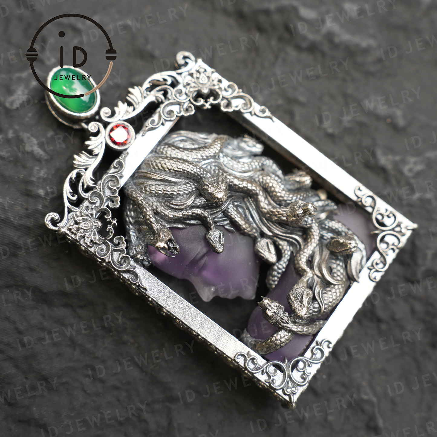 Medusa-Anhänger im Gothic-Stil – Handgefertigter Kunstschmuck mit Amethyst, Chalcedon, Symbol der griechischen Mythologie, Dark Fantasy Statement Piece