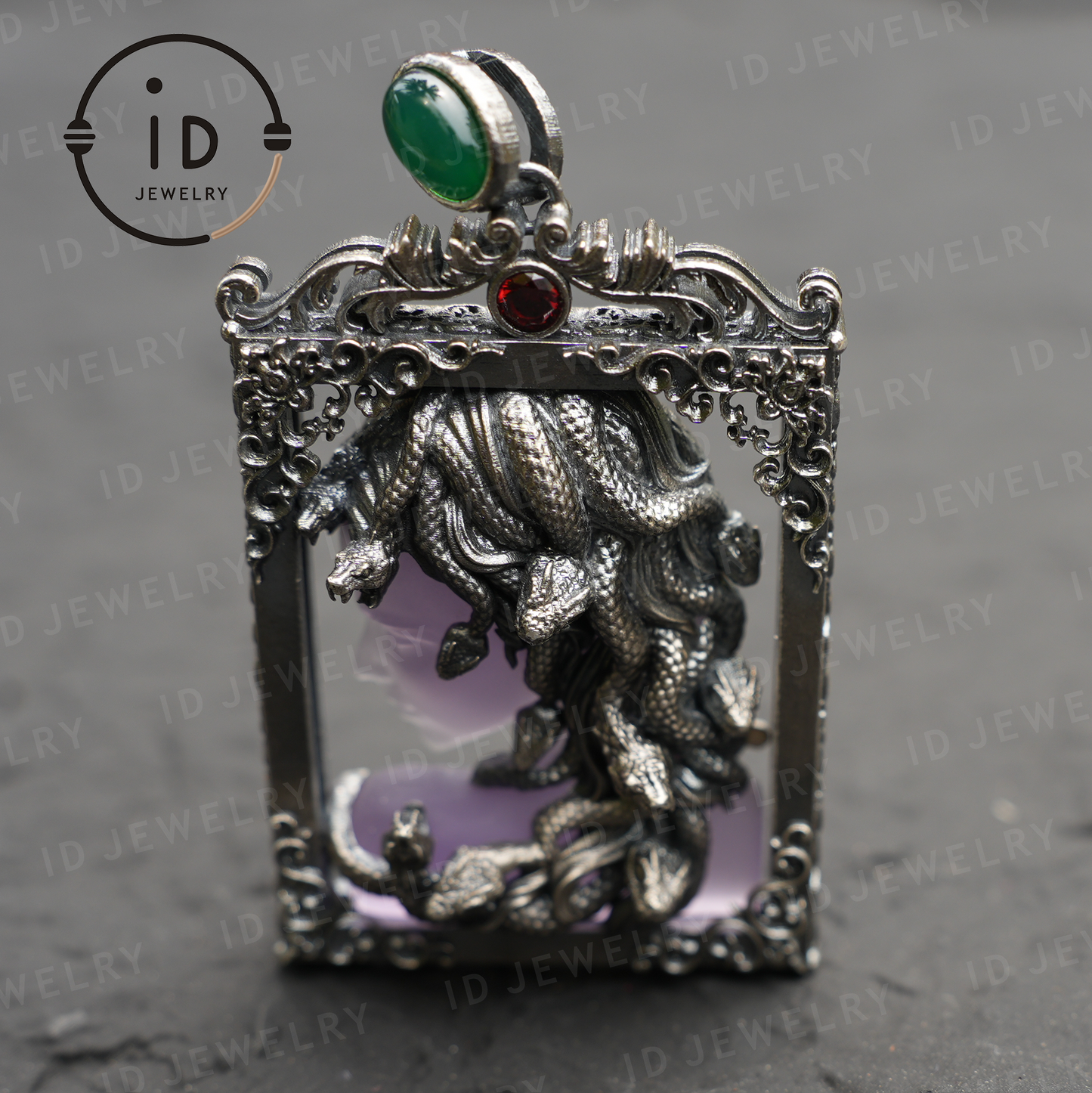 Medusa-Anhänger im Gothic-Stil – Handgefertigter Kunstschmuck mit Amethyst, Chalcedon, Symbol der griechischen Mythologie, Dark Fantasy Statement Piece