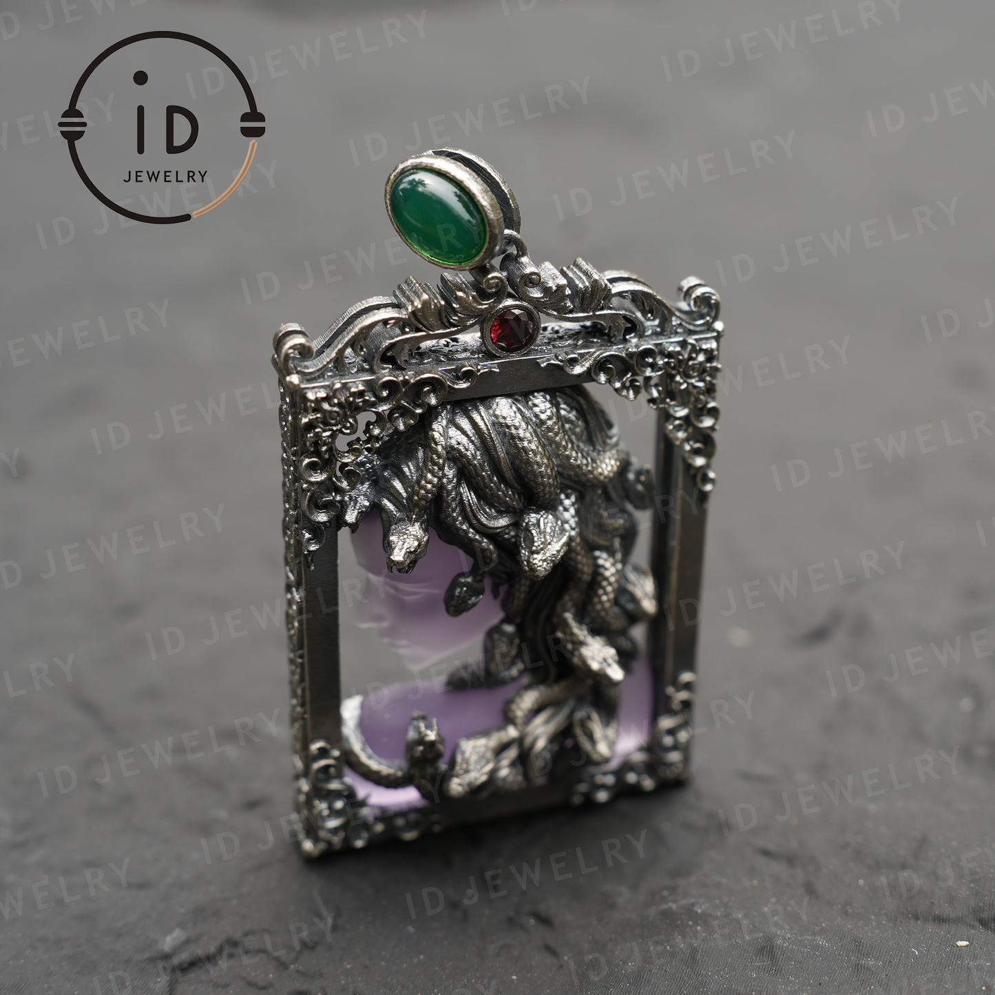 Medusa-Anhänger im Gothic-Stil – Handgefertigter Kunstschmuck mit Amethyst, Chalcedon, Symbol der griechischen Mythologie, Dark Fantasy Statement Piece