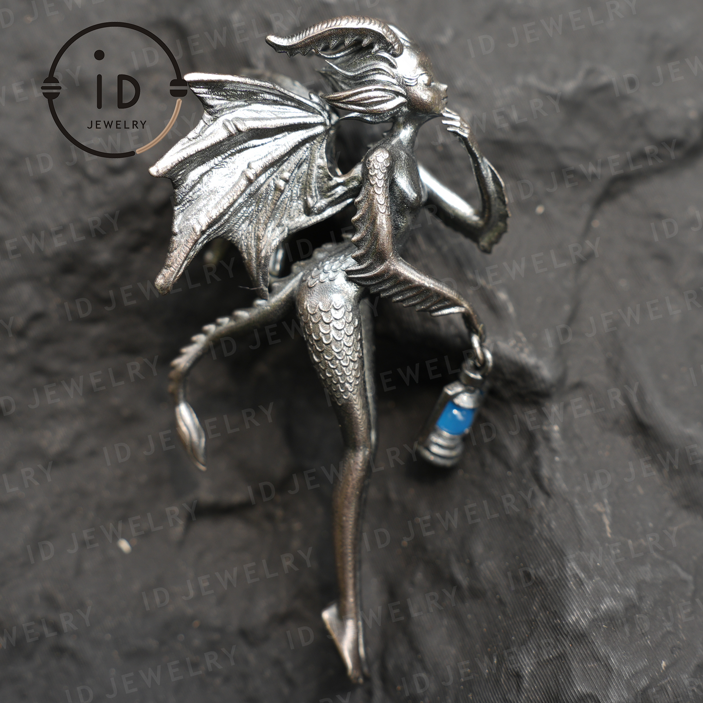 Drachenmädchen-Anhänger – Fantasy-Schmuck mit geflügeltem Wesen und grünem Chalcedon, handgefertigter Gothic-Feen-Anhänger, Mythisches Laternen-Design
