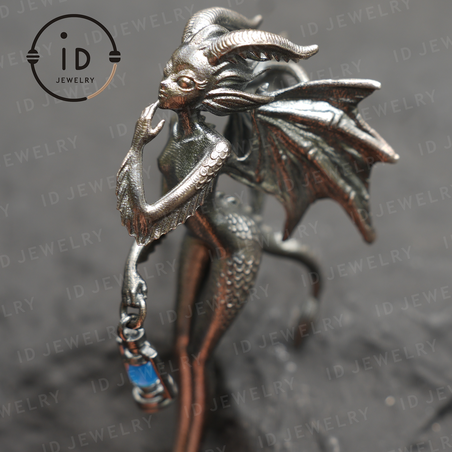 Drachenmädchen-Anhänger – Fantasy-Schmuck mit geflügeltem Wesen und grünem Chalcedon, handgefertigter Gothic-Feen-Anhänger, Mythisches Laternen-Design