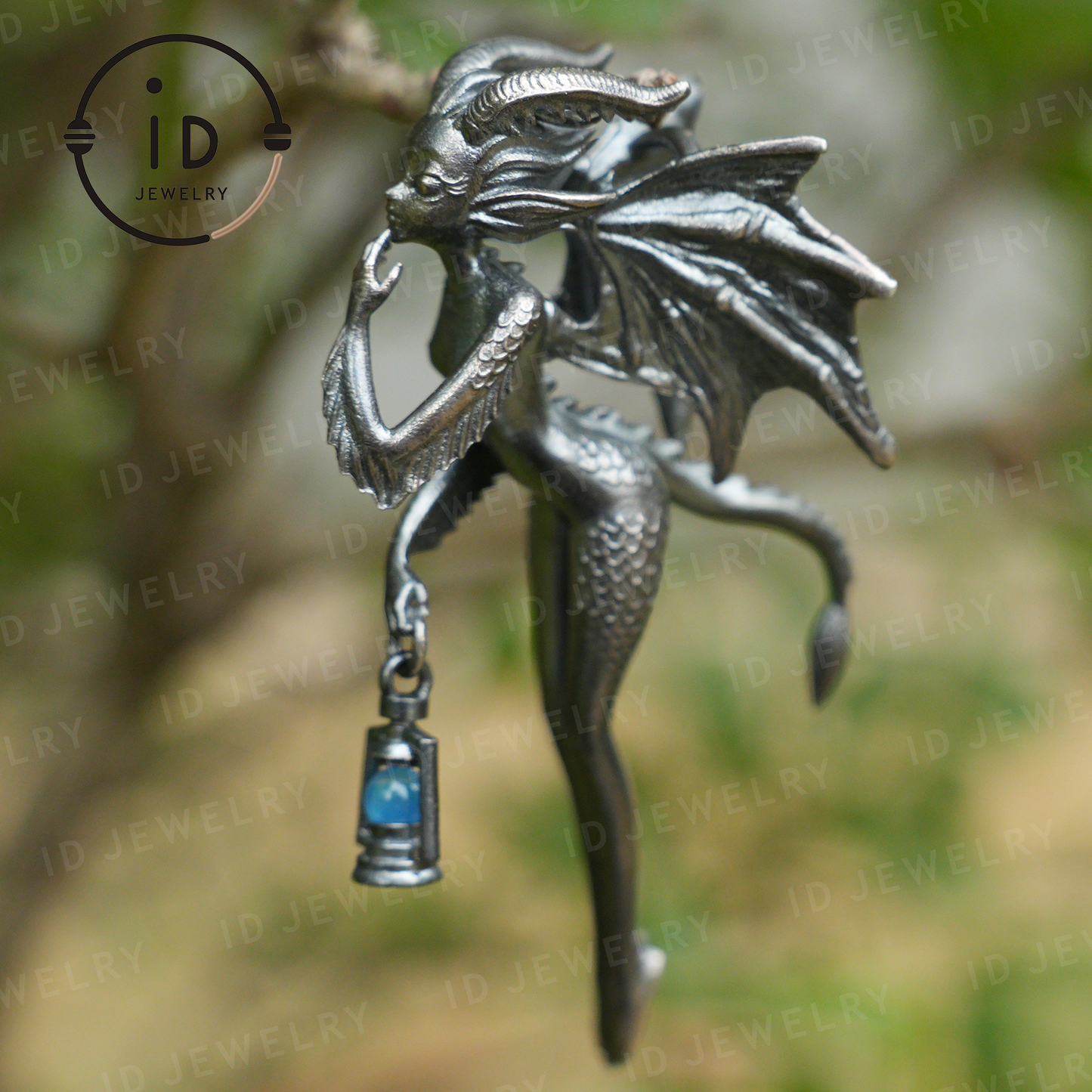 Drachenmädchen-Anhänger – Fantasy-Schmuck mit geflügeltem Wesen und grünem Chalcedon, handgefertigter Gothic-Feen-Anhänger, Mythisches Laternen-Design