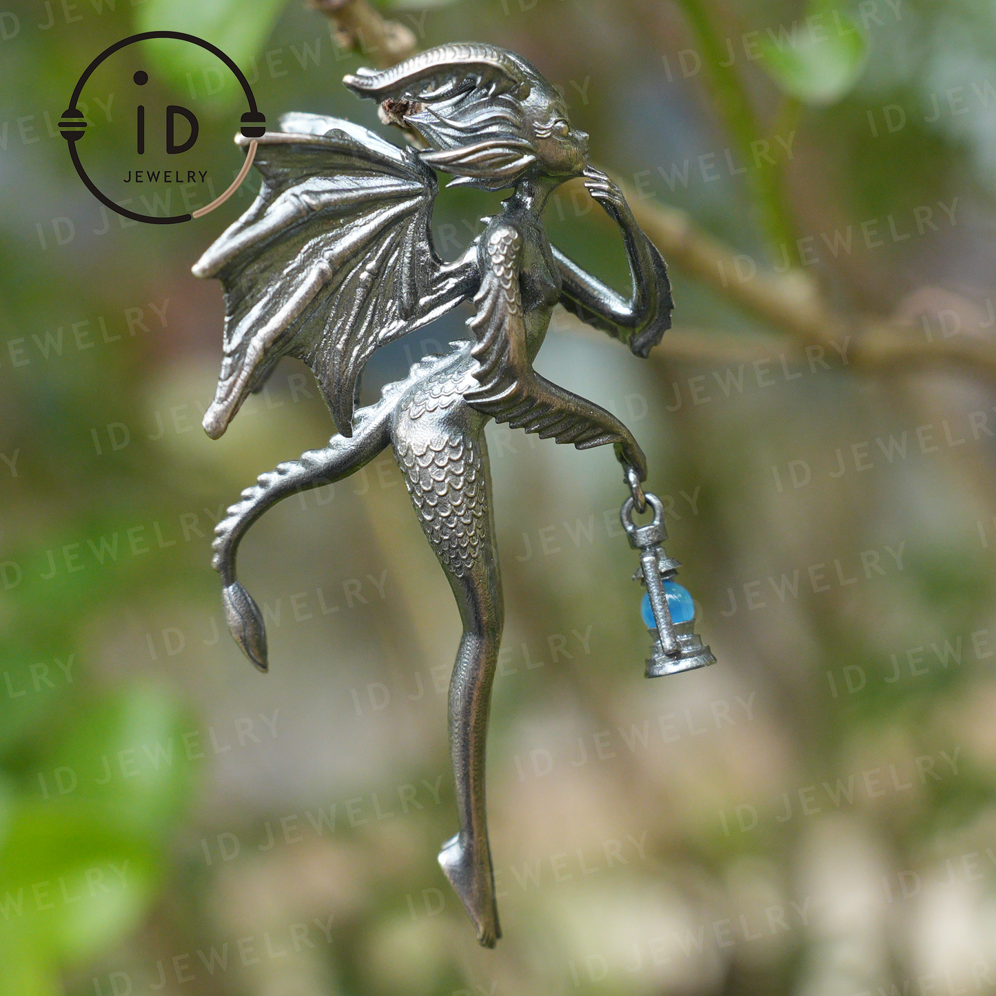 Drachenmädchen-Anhänger – Fantasy-Schmuck mit geflügeltem Wesen und grünem Chalcedon, handgefertigter Gothic-Feen-Anhänger, Mythisches Laternen-Design