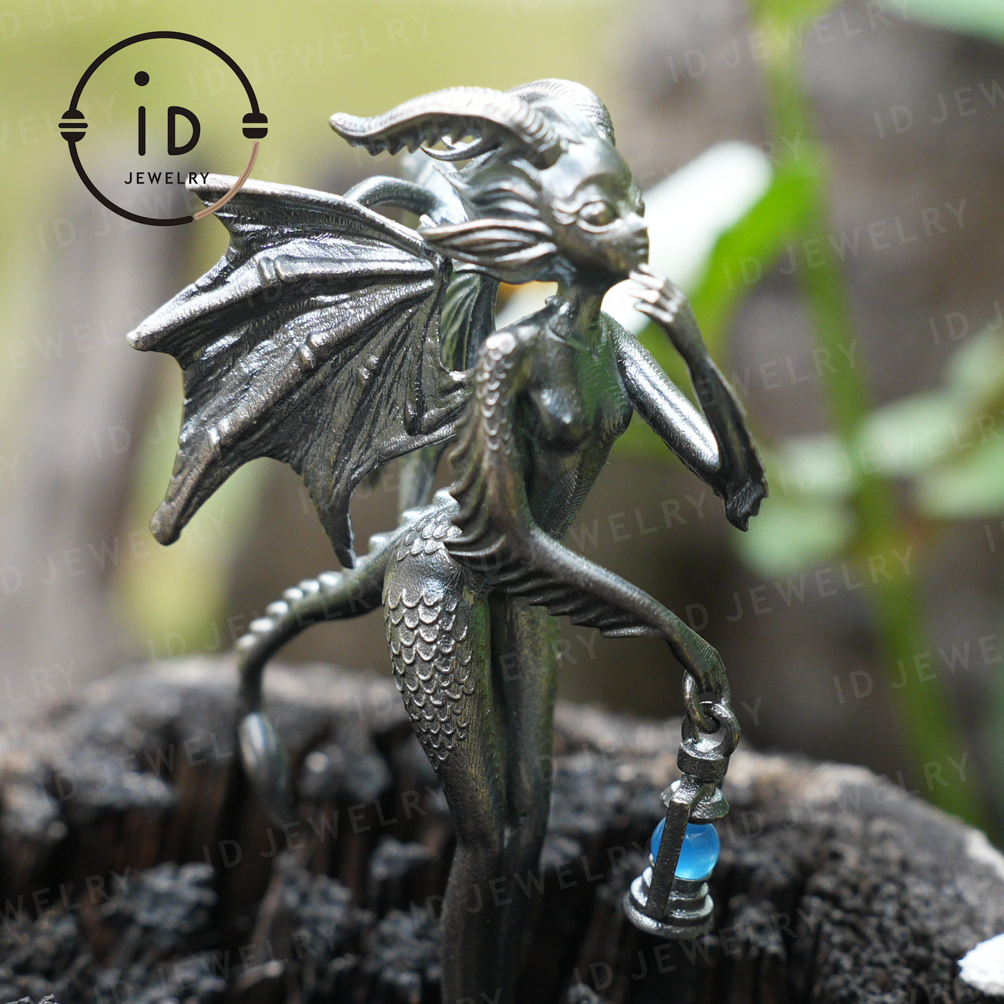 Drachenmädchen-Anhänger – Fantasy-Schmuck mit geflügeltem Wesen und grünem Chalcedon, handgefertigter Gothic-Feen-Anhänger, Mythisches Laternen-Design