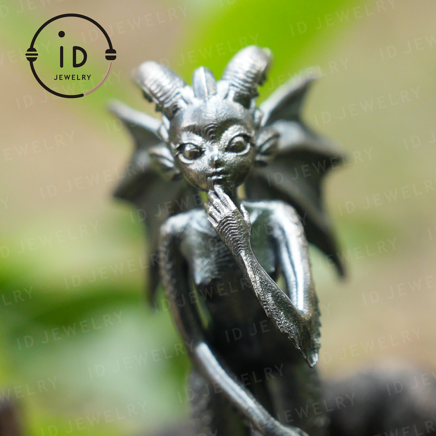 Drachenmädchen-Anhänger – Fantasy-Schmuck mit geflügeltem Wesen und grünem Chalcedon, handgefertigter Gothic-Feen-Anhänger, Mythisches Laternen-Design