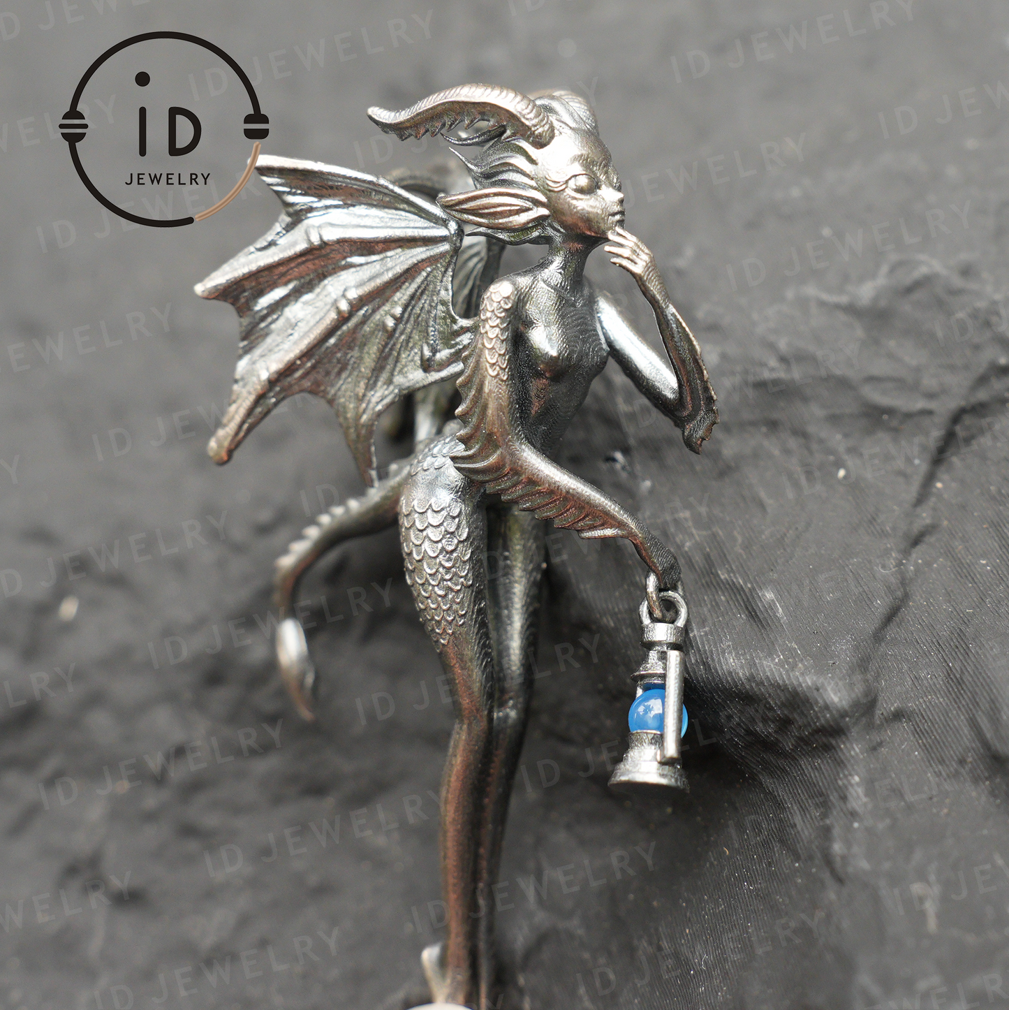 Drachenmädchen-Anhänger – Fantasy-Schmuck mit geflügeltem Wesen und grünem Chalcedon, handgefertigter Gothic-Feen-Anhänger, Mythisches Laternen-Design