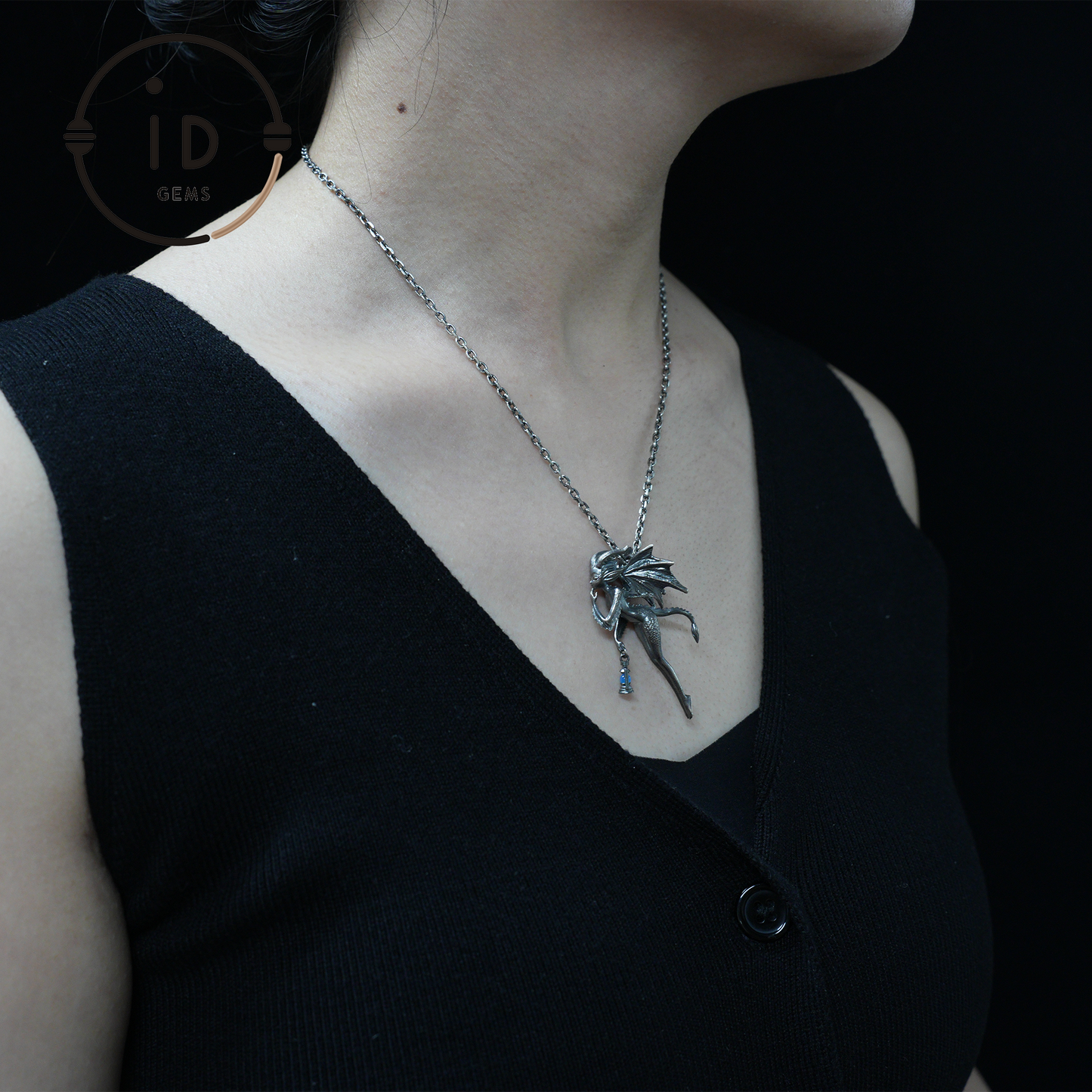 Drachenmädchen-Anhänger – Fantasy-Schmuck mit geflügeltem Wesen und grünem Chalcedon, handgefertigter Gothic-Feen-Anhänger, Mythisches Laternen-Design