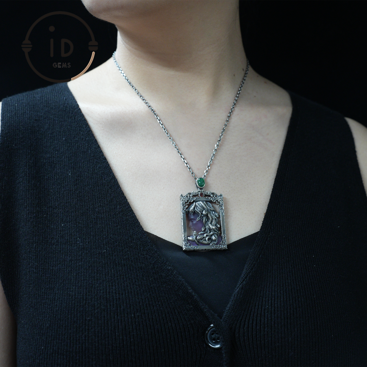 Medusa-Anhänger im Gothic-Stil – Handgefertigter Kunstschmuck mit Amethyst, Chalcedon, Symbol der griechischen Mythologie, Dark Fantasy Statement Piece