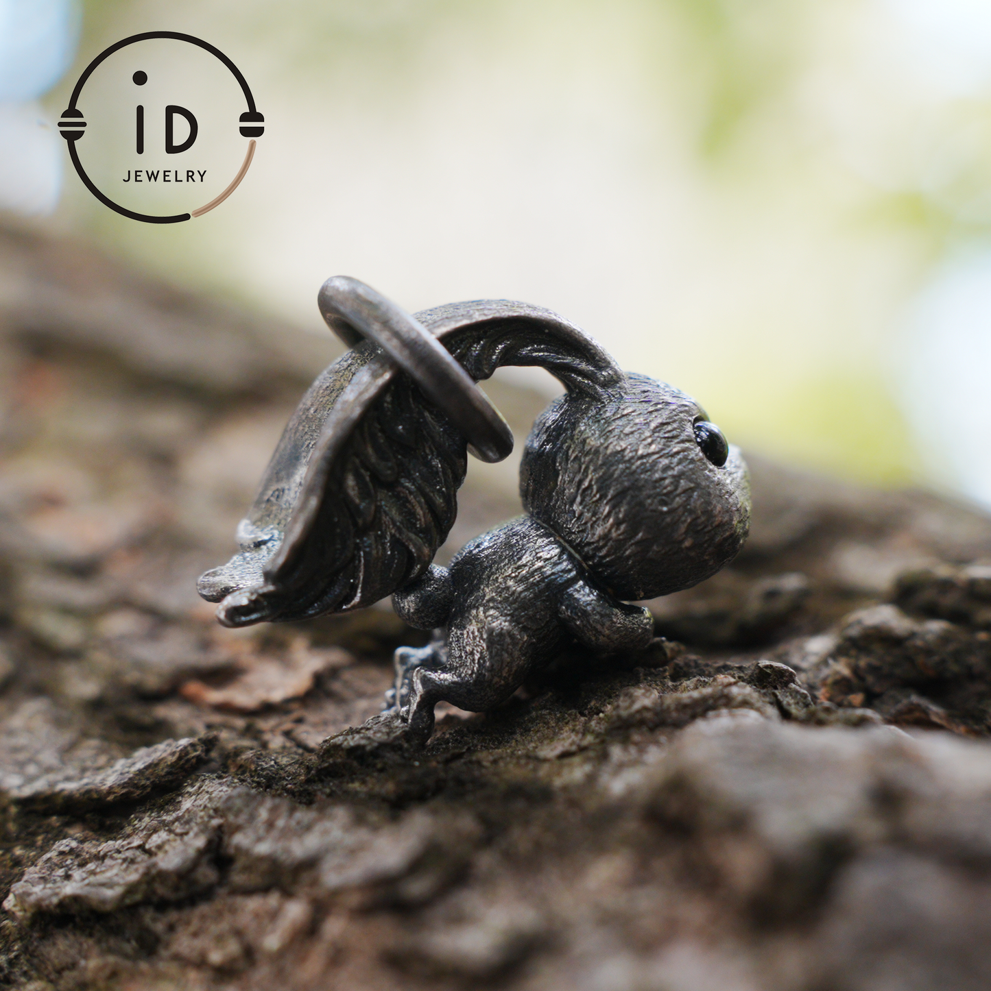 Kaninchenanhänger – springendes Häschentotem mit Onyxaugen, handgefertigtes Tieramulett, Symbol des Erwachens und Neubeginns