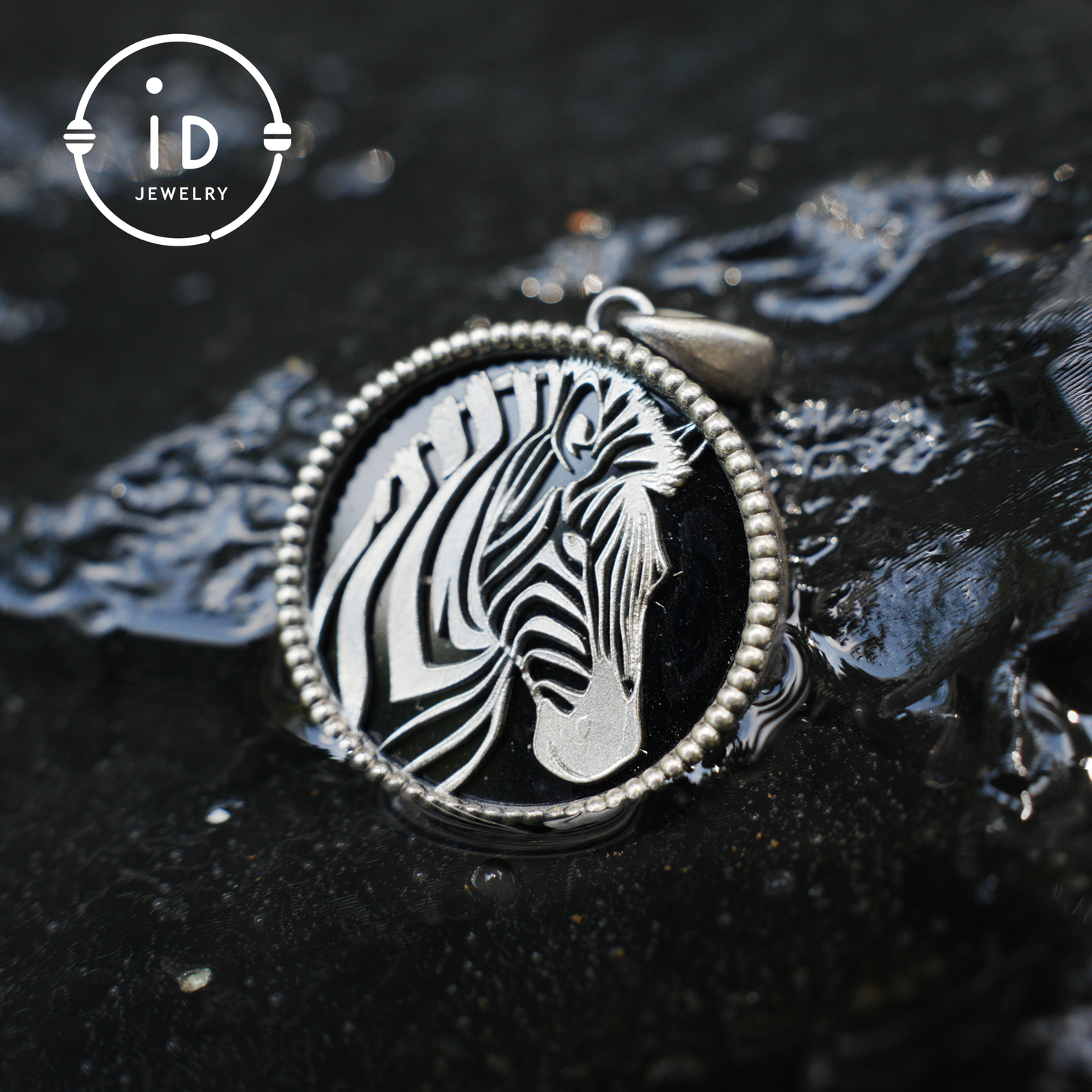 Wildtier-Zebra-Totem-Halskette | Handgefertigtes Reliefmedaillon aus 925er Sterlingsilber | Schwarz-weißer minimalistischer Unisex-Anhänger | Doppelseitiges Design