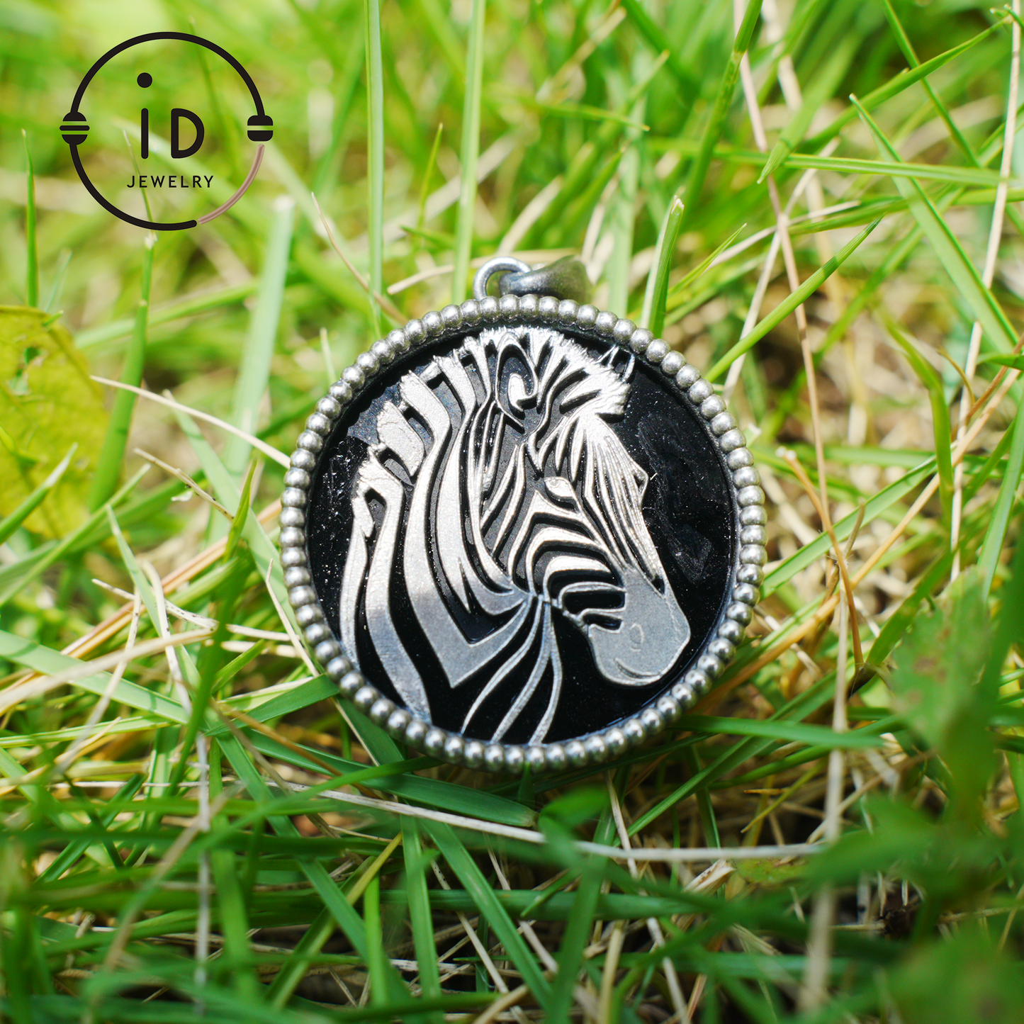 Wildtier-Zebra-Totem-Halskette | Handgefertigtes Reliefmedaillon aus 925er Sterlingsilber | Schwarz-weißer minimalistischer Unisex-Anhänger | Doppelseitiges Design