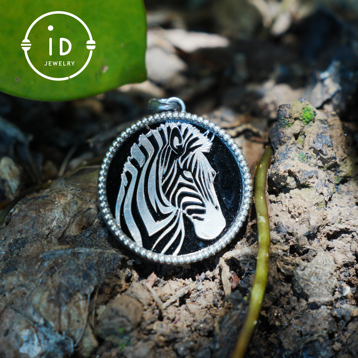 Wildtier-Zebra-Totem-Halskette | Handgefertigtes Reliefmedaillon aus 925er Sterlingsilber | Schwarz-weißer minimalistischer Unisex-Anhänger | Doppelseitiges Design