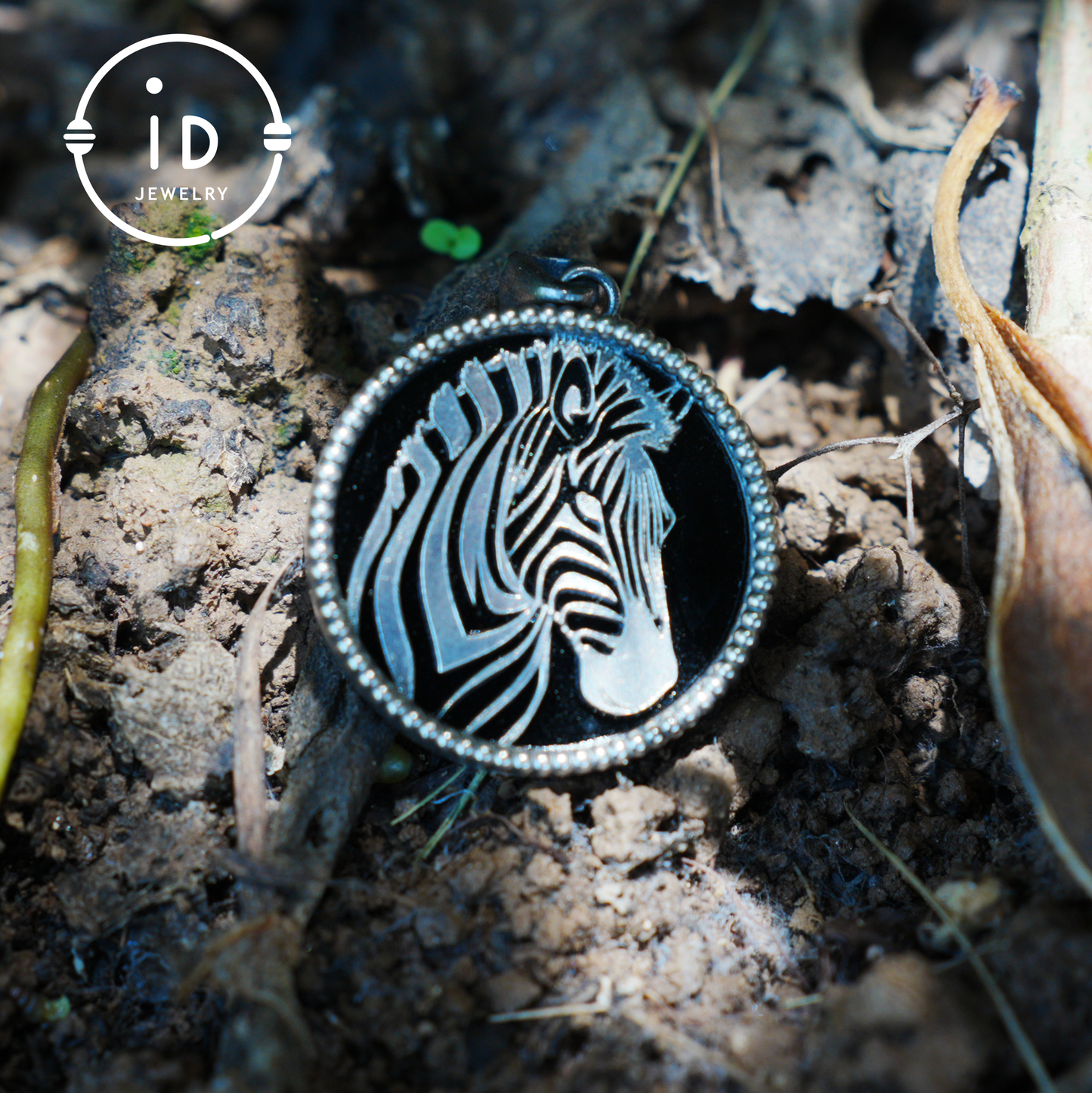 Wildtier-Zebra-Totem-Halskette | Handgefertigtes Reliefmedaillon aus 925er Sterlingsilber | Schwarz-weißer minimalistischer Unisex-Anhänger | Doppelseitiges Design