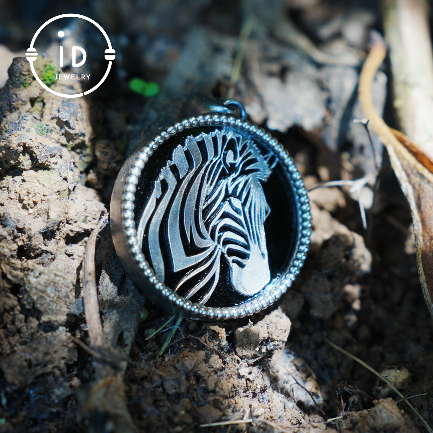 Wildtier-Zebra-Totem-Halskette | Handgefertigtes Reliefmedaillon aus 925er Sterlingsilber | Schwarz-weißer minimalistischer Unisex-Anhänger | Doppelseitiges Design