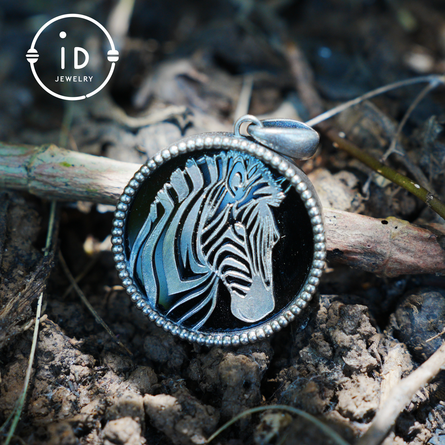 Wildtier-Zebra-Totem-Halskette | Handgefertigtes Reliefmedaillon aus 925er Sterlingsilber | Schwarz-weißer minimalistischer Unisex-Anhänger | Doppelseitiges Design