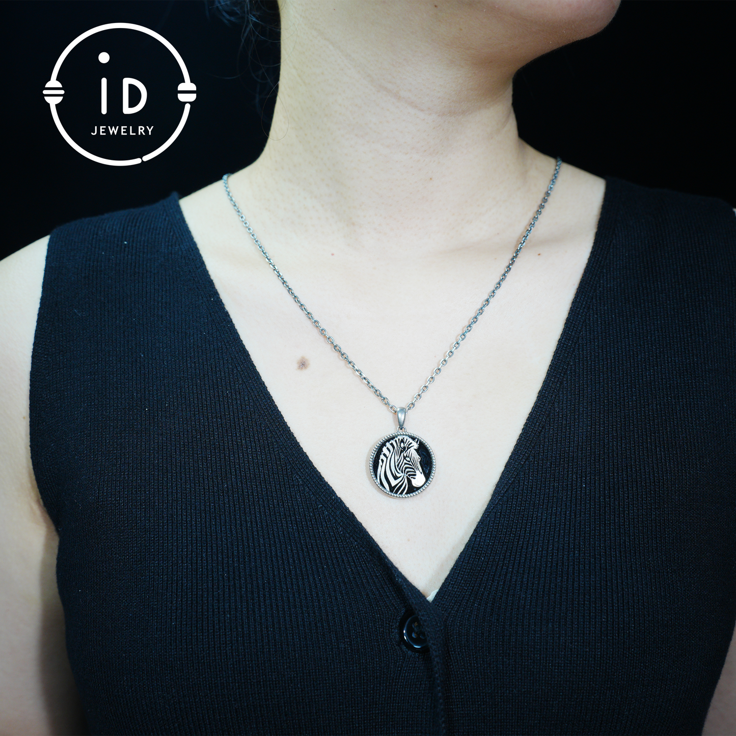 Wildtier-Zebra-Totem-Halskette | Handgefertigtes Reliefmedaillon aus 925er Sterlingsilber | Schwarz-weißer minimalistischer Unisex-Anhänger | Doppelseitiges Design