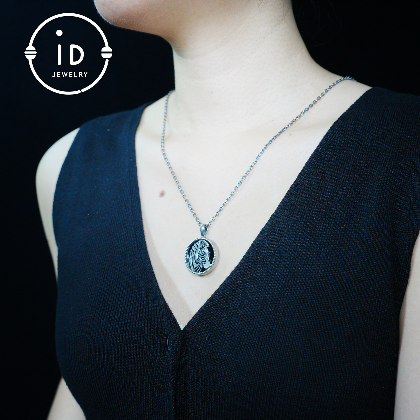 Wildtier-Zebra-Totem-Halskette | Handgefertigtes Reliefmedaillon aus 925er Sterlingsilber | Schwarz-weißer minimalistischer Unisex-Anhänger | Doppelseitiges Design