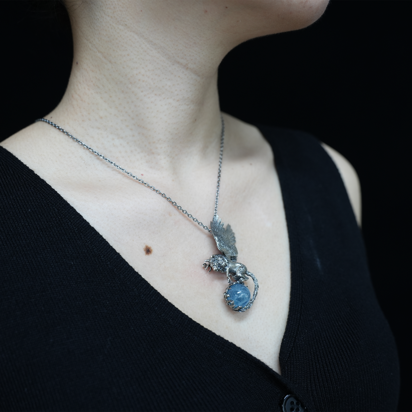Geflügelter Löwenanhänger - Handgefertigter Schmuck aus 925er Sterlingsilber mit Aquamarin - Symbol der Weisheit und des spirituellen Schutzes - Geschenk für Sie