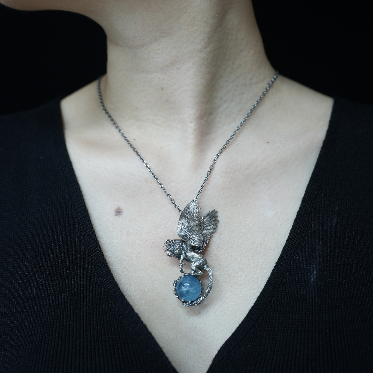 Geflügelter Löwenanhänger - Handgefertigter Schmuck aus 925er Sterlingsilber mit Aquamarin - Symbol der Weisheit und des spirituellen Schutzes - Geschenk für Sie