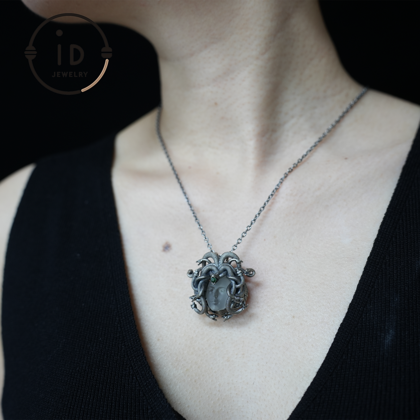 Anhänger „Schlafendes Auge“ · Silberner Medusa-Schmuck · Amulett der Göttin mit geschlossenem Auge, Quarz und Smaragd