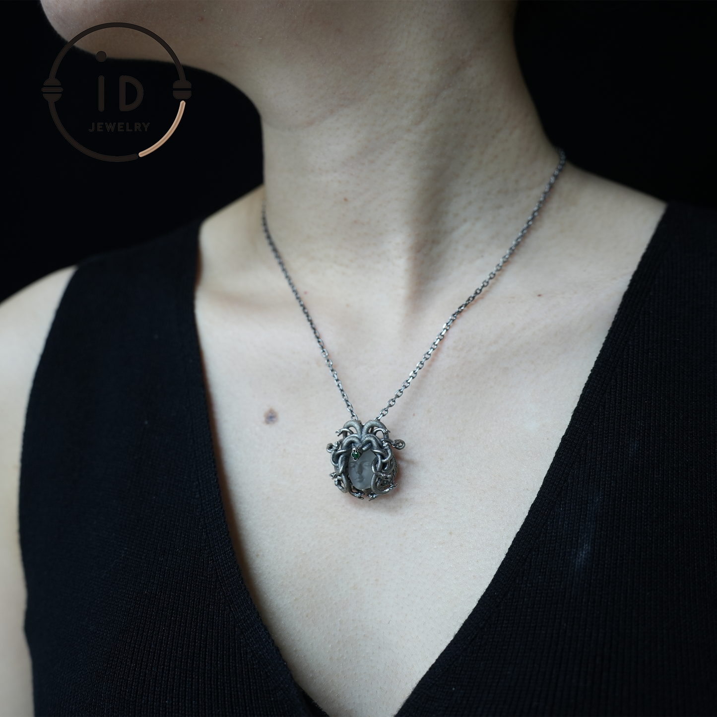 Anhänger „Schlafendes Auge“ · Silberner Medusa-Schmuck · Amulett der Göttin mit geschlossenem Auge, Quarz und Smaragd