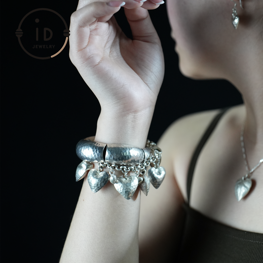 Handgefertigtes gehämmertes Silberarmband – Verstellbarer Metallarmreif – Natürlicher und organischer Stil